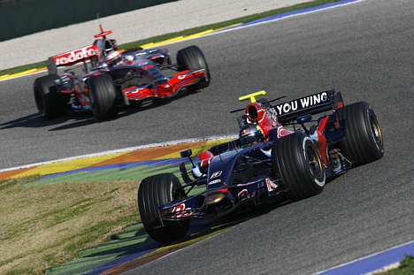 Toro Rosso er på udkig efter en kører til at overtage den ledige plads efter Vettel forlader teamet fra næste sæson